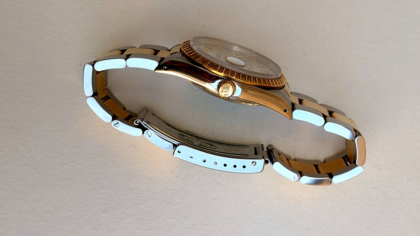Rolex Oyster Perpetual Date de profil, couronne or signée et lunette cannelée, montre vintage homme