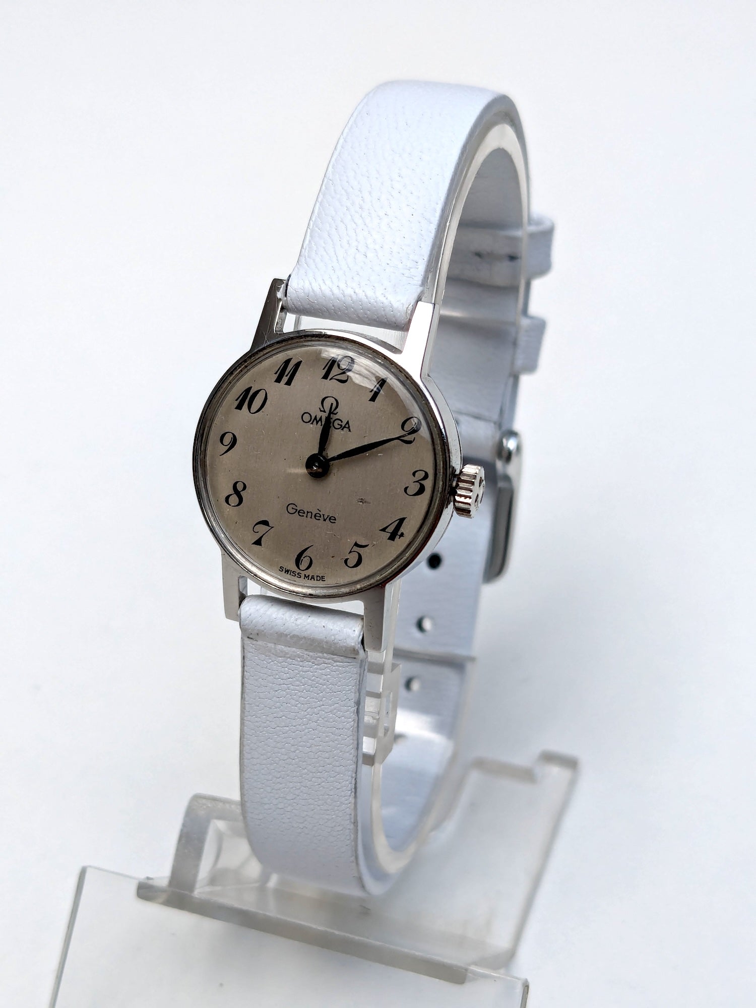 Omega Genève femme cadran argent 1950 — montre vintage femme