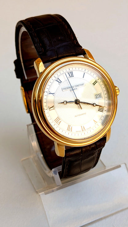 Frédérique Constant Classics de profil, boîtier doré, cadran guilloché argenté, bracelet cuir, montre habillée homme