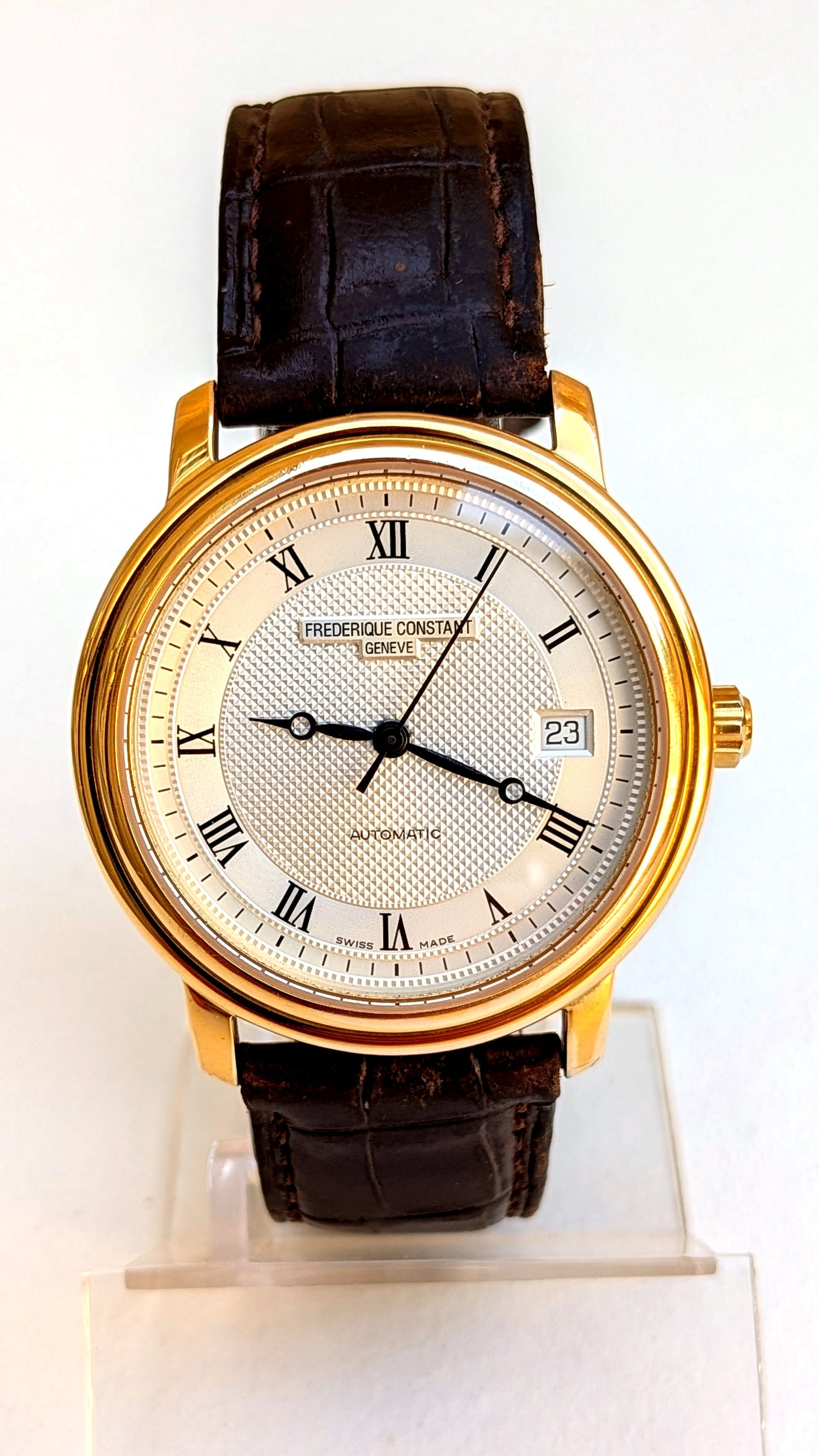 Frédérique Constant Classics cadran guilloché, chiffres romains et date, boîtier doré, montre habillée homme