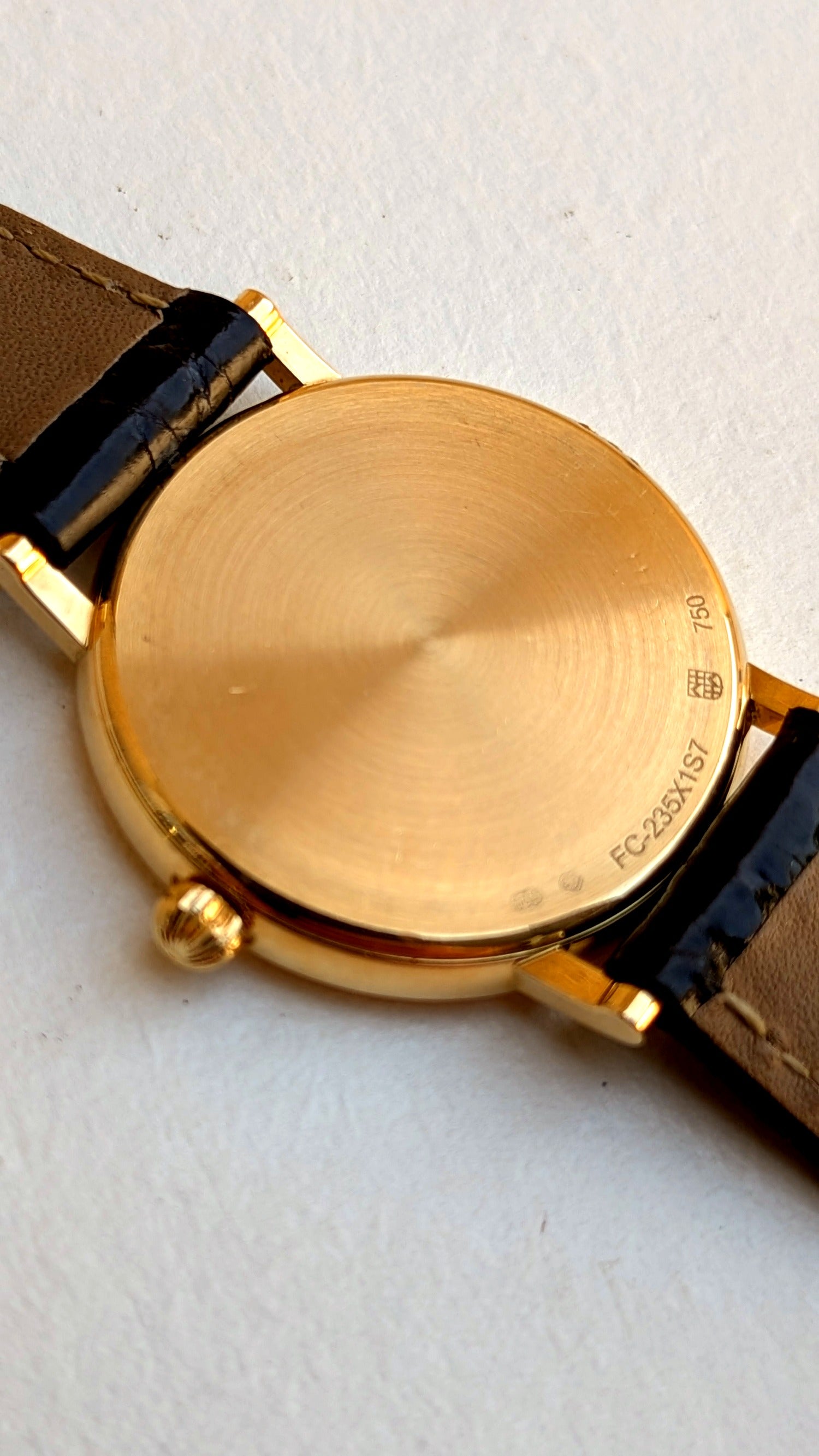 Frédérique Constant Slimline or 18 ct de profil, fond de boîte poinçon or 750, cuir noir, montre habillée femme