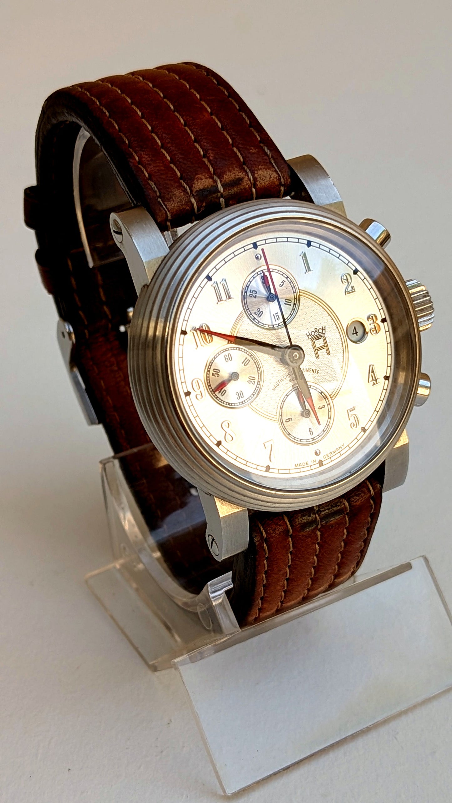 Mühle-Glashütte Horch 853 de trois quarts, bracelet cuir marron, cadran clair guilloché, chronographe allemand