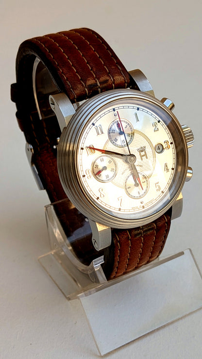 Mühle-Glashütte Horch 853 de trois quarts, bracelet cuir marron, cadran clair guilloché, chronographe allemand