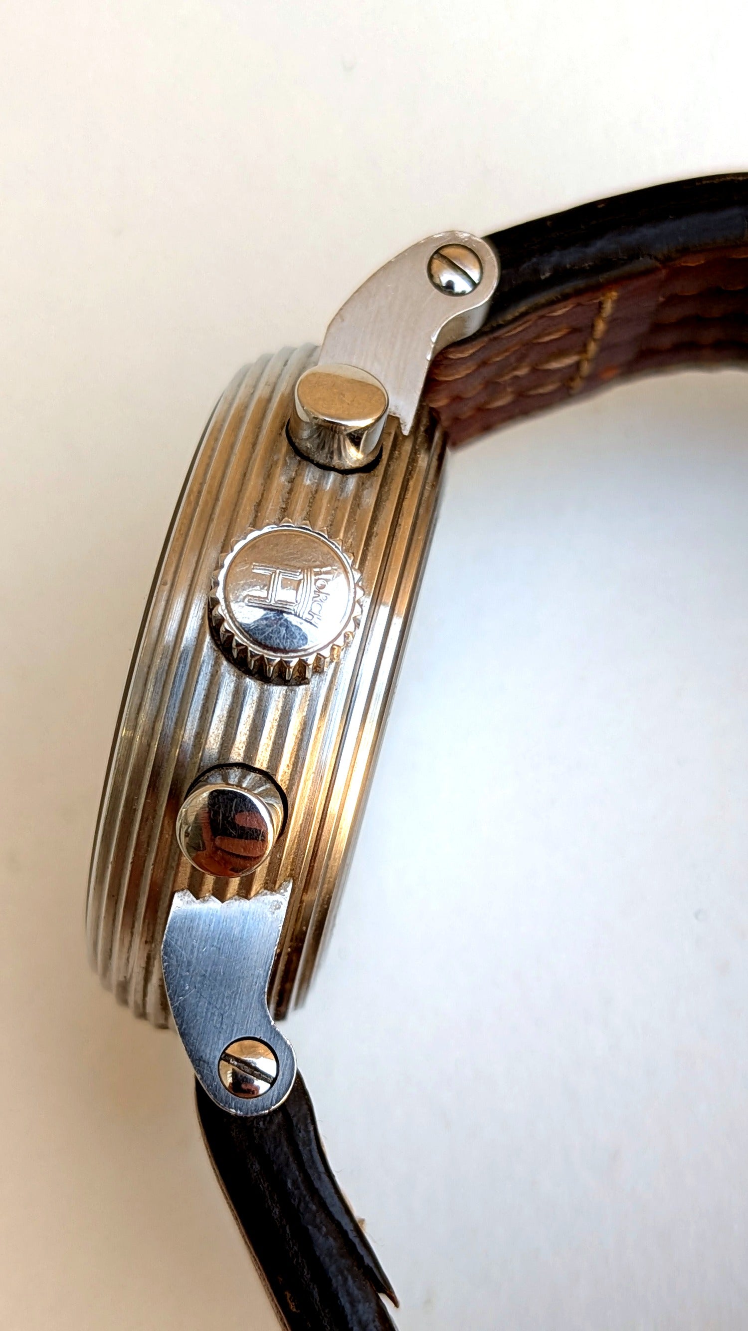 Mühle-Glashütte Horch 853 de profil, boîtier cannelé acier, couronne gravée H et poussoirs chrono, montre allemande