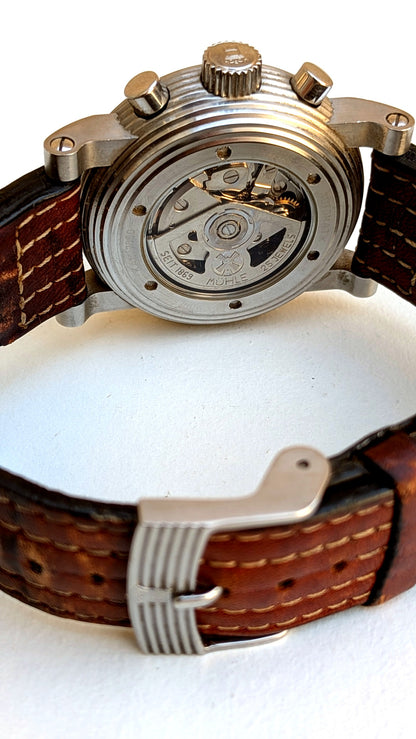 Mühle-Glashütte Horch 853 dos saphir révélant le mouvement automatique et la boucle cuir, montre allemande