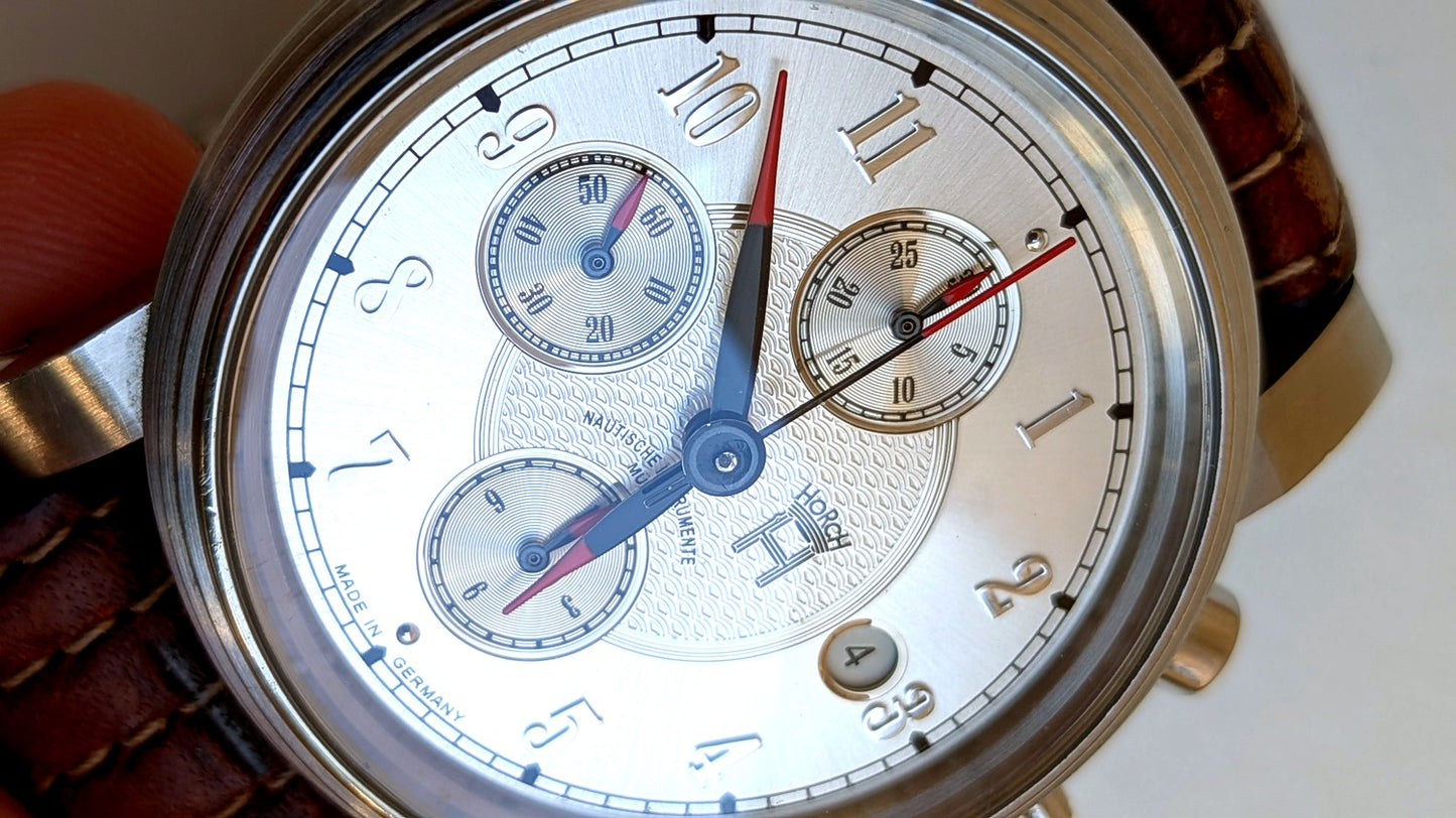 Mühle-Glashütte Horch 853 cadran macro, aiguilles bleuies, trotteuse rouge et guichet dateur, chronographe allemand