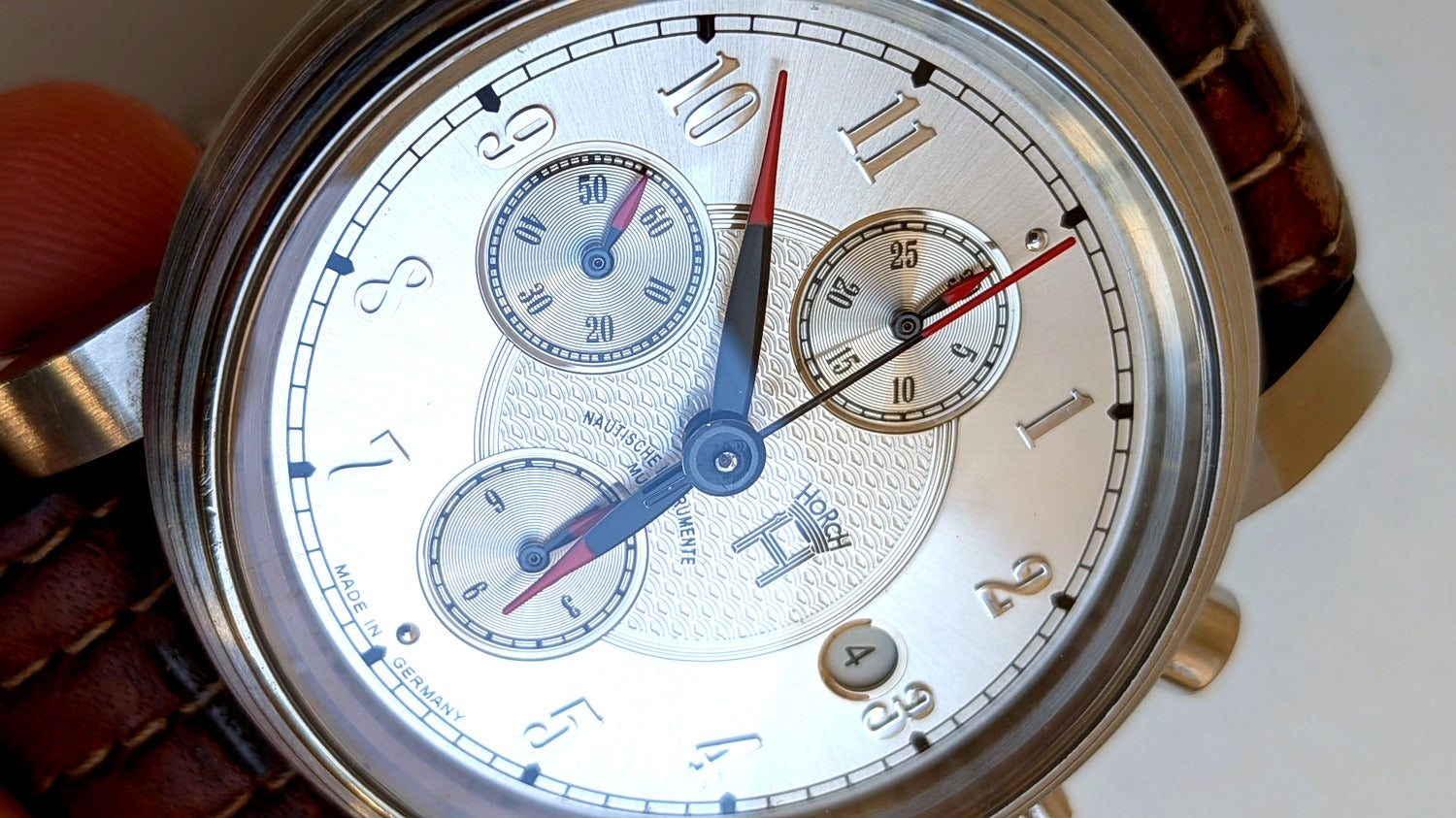 Mühle-Glashütte Horch 853 cadran macro, aiguilles bleuies, trotteuse rouge et guichet dateur, chronographe allemand