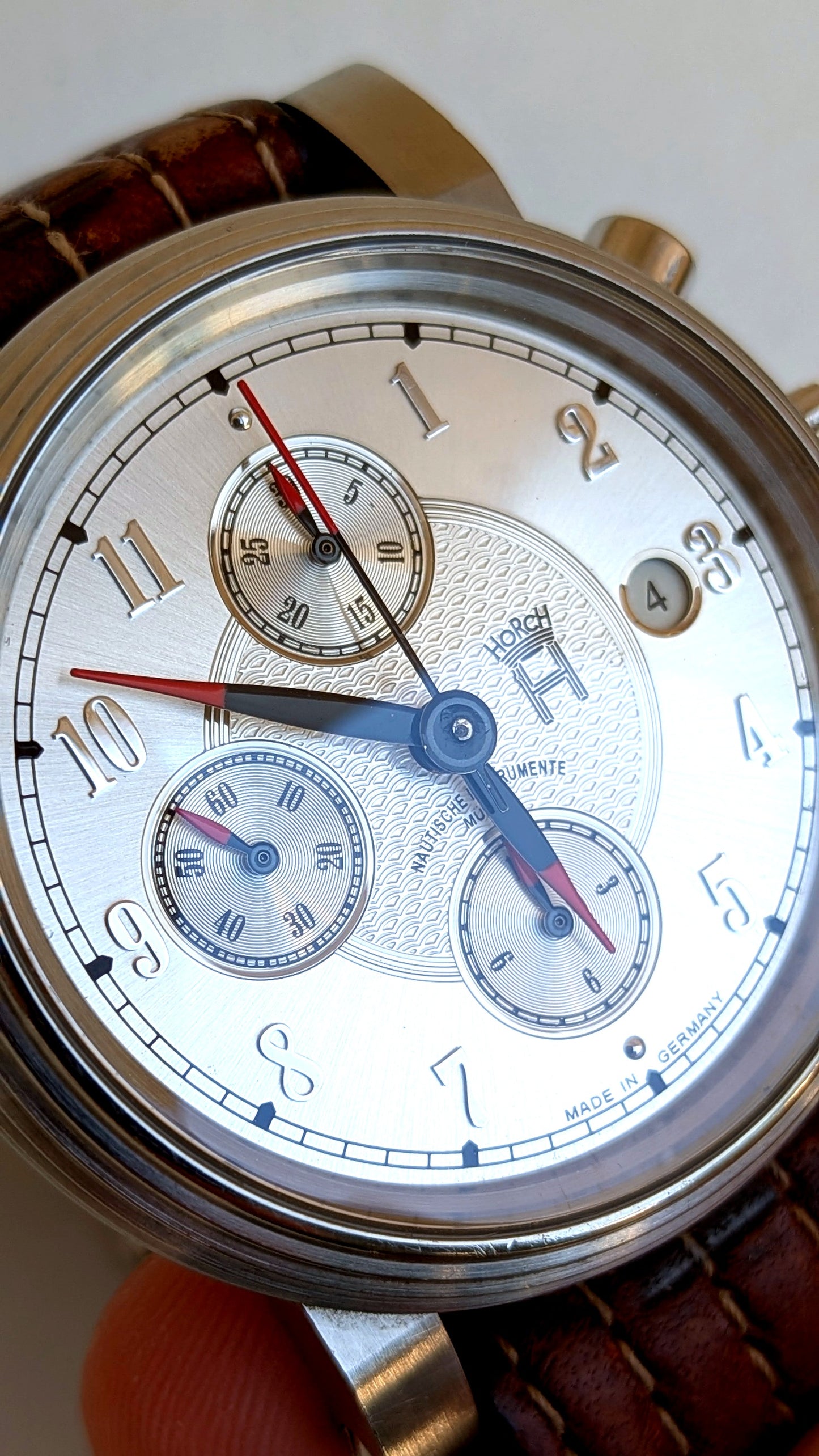 Mühle-Glashütte Horch 853 portée en main, cadran clair et trois compteurs chrono, bracelet cuir, montre allemande