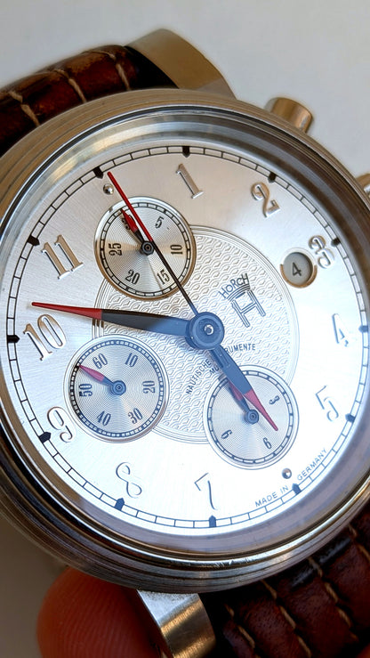 Mühle-Glashütte Horch 853 portée en main, cadran clair et trois compteurs chrono, bracelet cuir, montre allemande