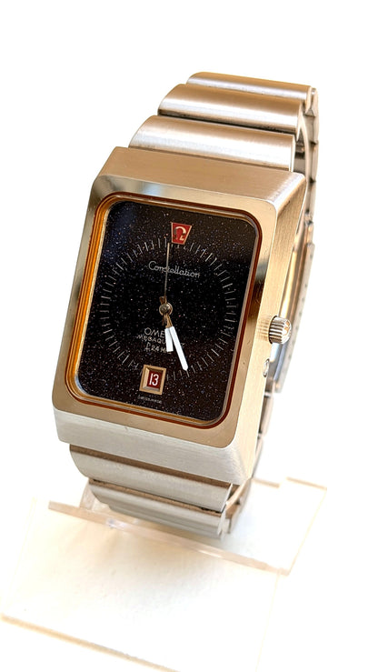Omega Constellation Megaquartz cadran aventurine profil trois-quarts couronne et guichet date, montre vintage homme
