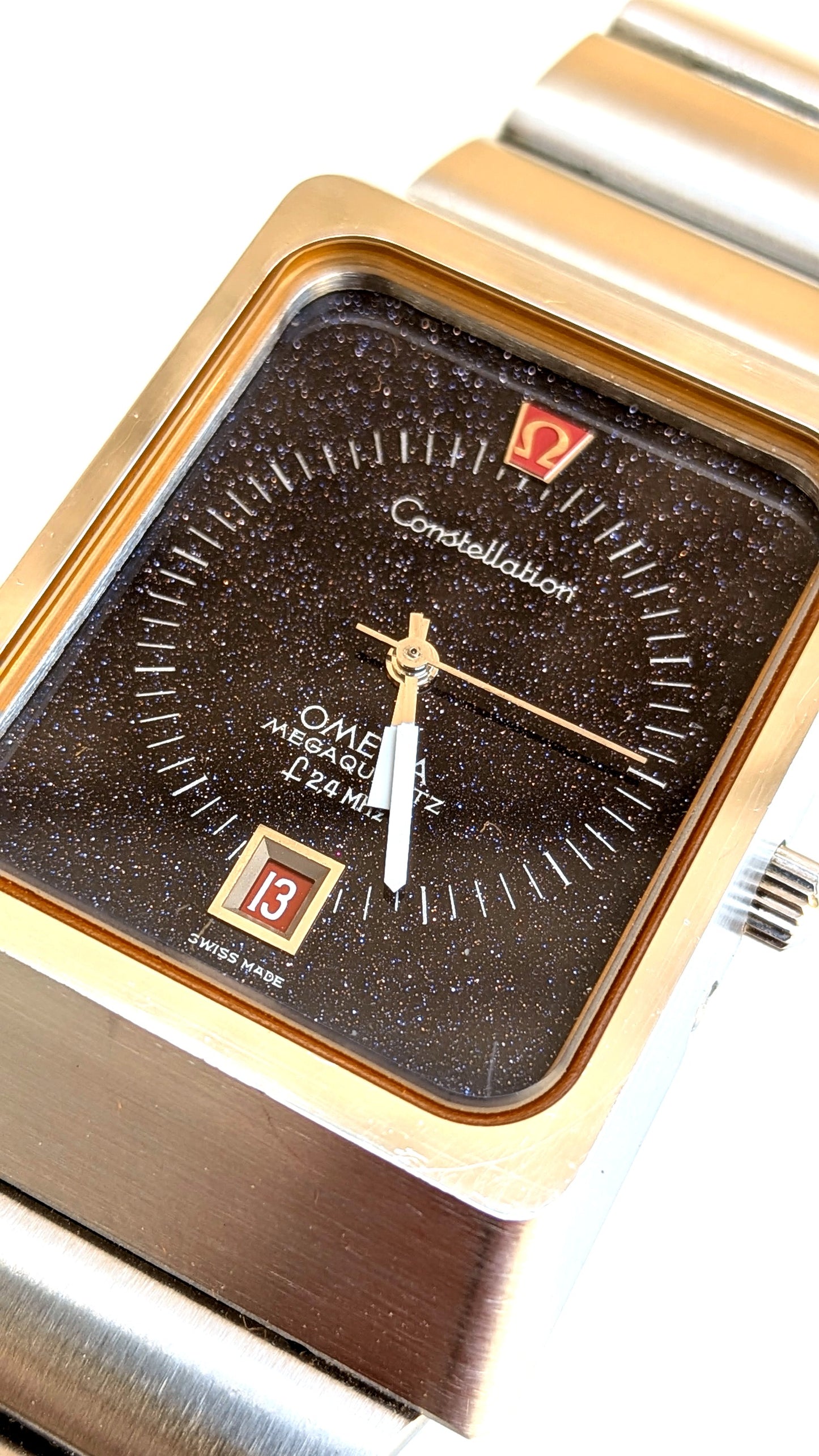 Omega Constellation Megaquartz macro cadran aventurine, logo Oméga rouge et guichet date, montre vintage homme