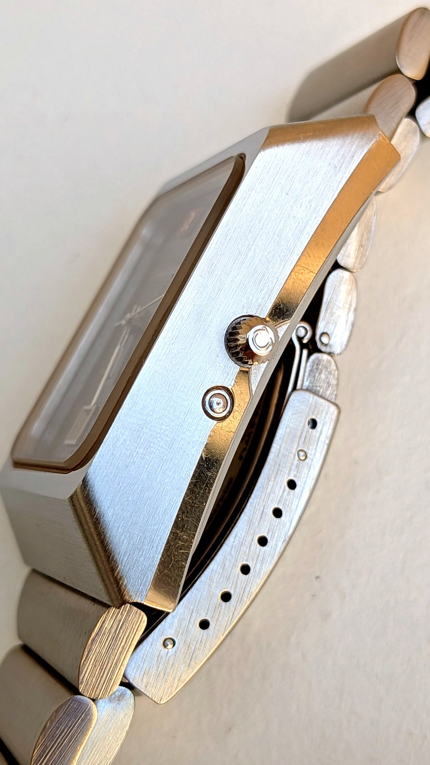 Omega Constellation Megaquartz profil du boîtier rectangulaire, couronne et flanc brossé, montre vintage homme