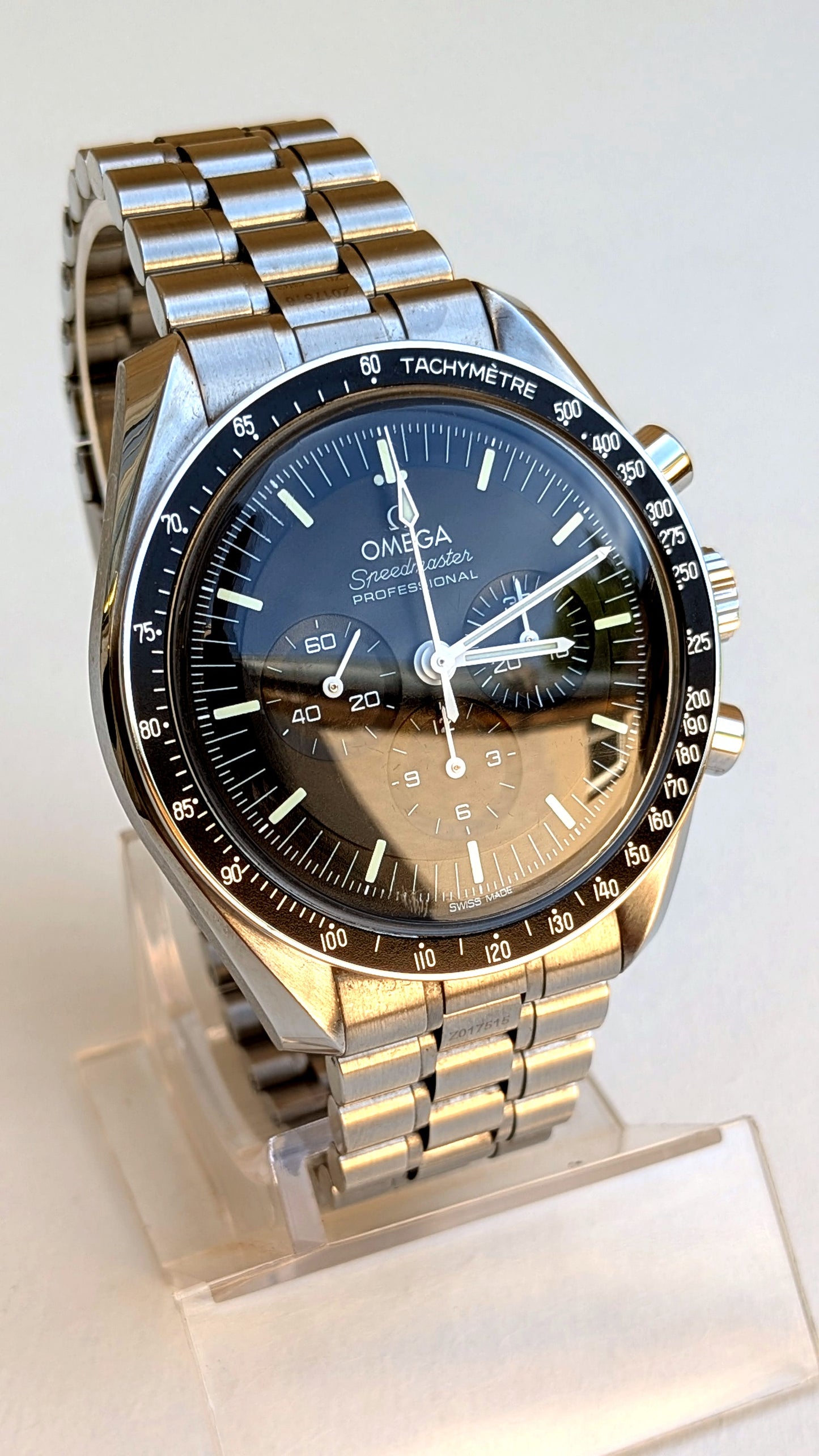 Omega Speedmaster Professional, cadran noir et compteurs chronographe vus de trois quarts, montre vintage homme