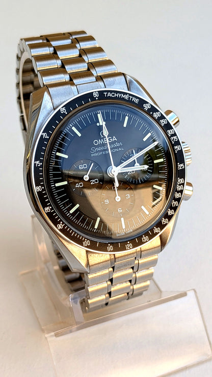 Omega Speedmaster Professional, cadran noir et compteurs chronographe vus de trois quarts, montre vintage homme
