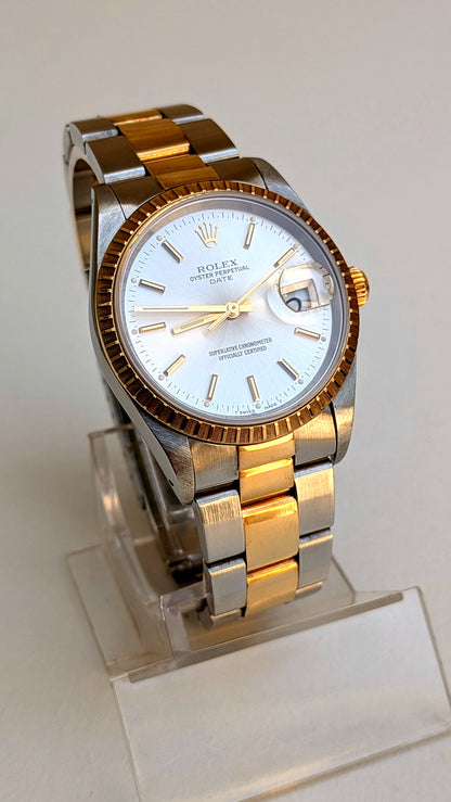 Rolex Oyster Perpetual Date profil trois quarts, cadran argenté lunette or cannelée, montre vintage homme