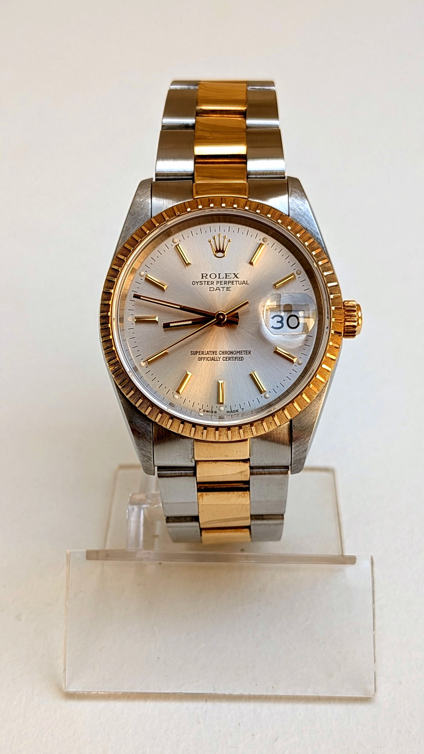 Rolex Oyster Perpetual Date face, cadran argenté guichet date à 3h, couronne or, montre vintage homme