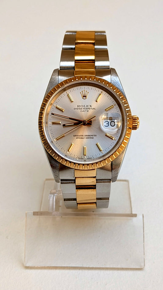 Rolex Oyster Perpetual Date face, cadran argenté guichet date à 3h, couronne or, montre vintage homme