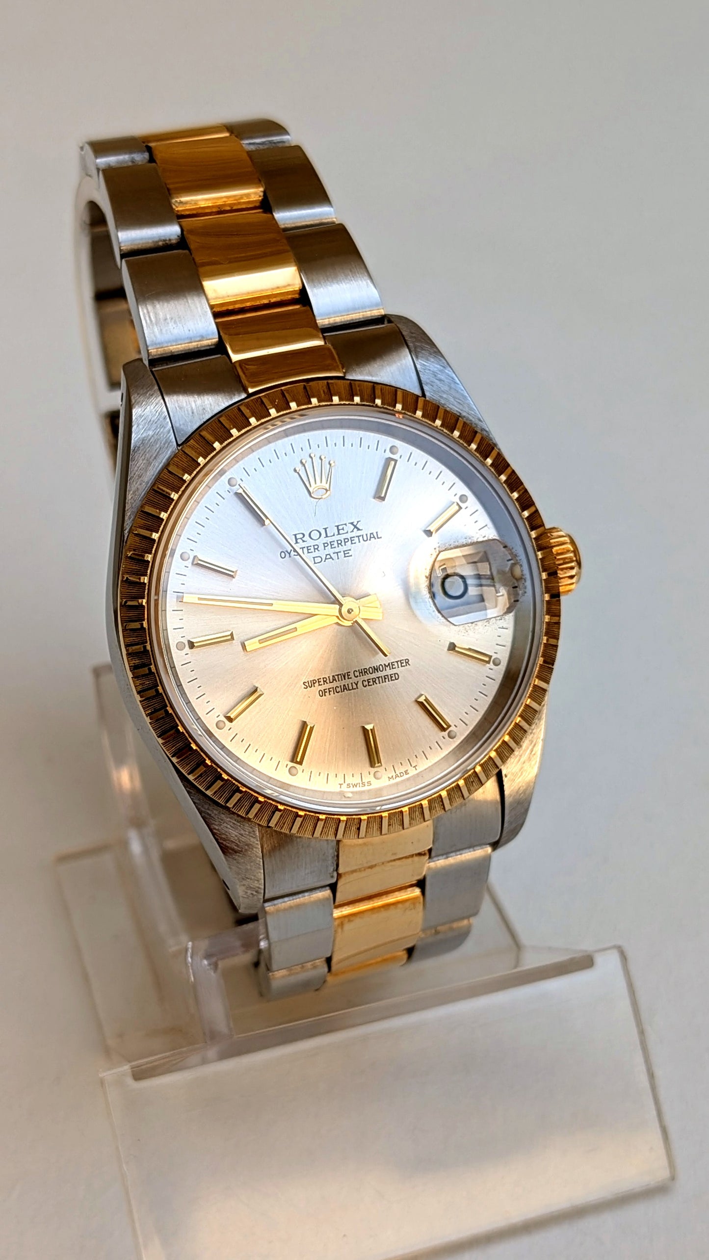Rolex Oyster Perpetual Date trois quarts gauche, lunette or cannelée et couronne vissée, montre vintage homme