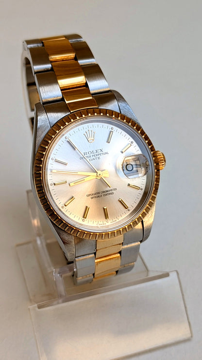 Rolex Oyster Perpetual Date trois quarts gauche, lunette or cannelée et couronne vissée, montre vintage homme