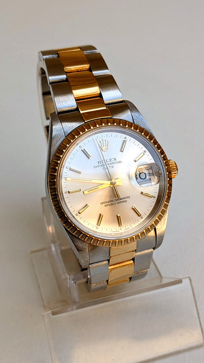 Rolex Oyster Perpetual Date vue trois quarts, cadran argenté soleillé et guichet date, montre vintage homme