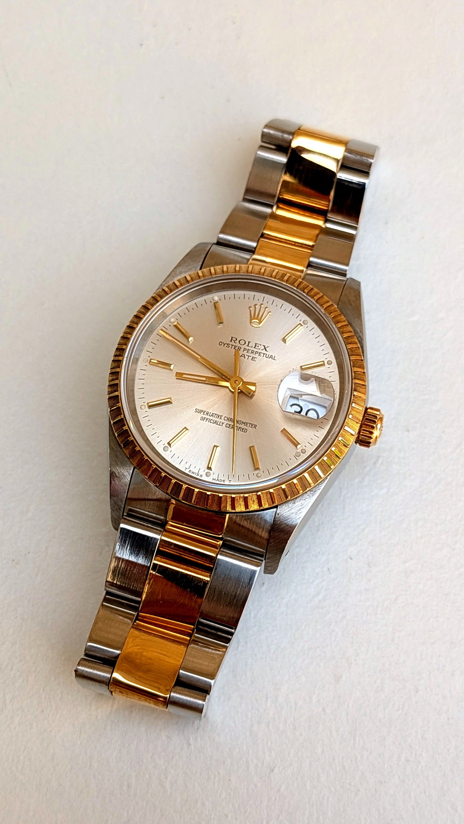 Rolex Oyster Perpetual Date à plat de face, cadran argenté guichet date et bracelet acier-or, montre vintage homme