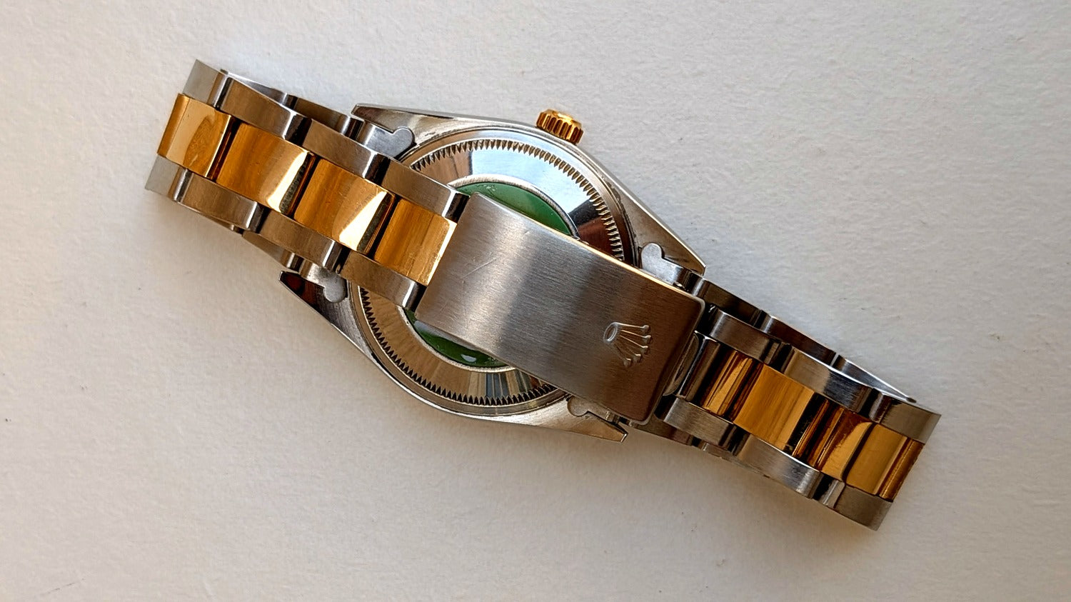 Rolex Oyster Perpetual Date vue de dos, fond de boîte acier et fermoir Oyster gravé, montre vintage homme