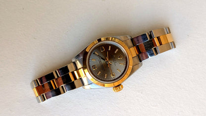 Rolex Oyster Perpetual à plat cadran argenté couronne or bracelet Oyster acier-or, montre vintage femme