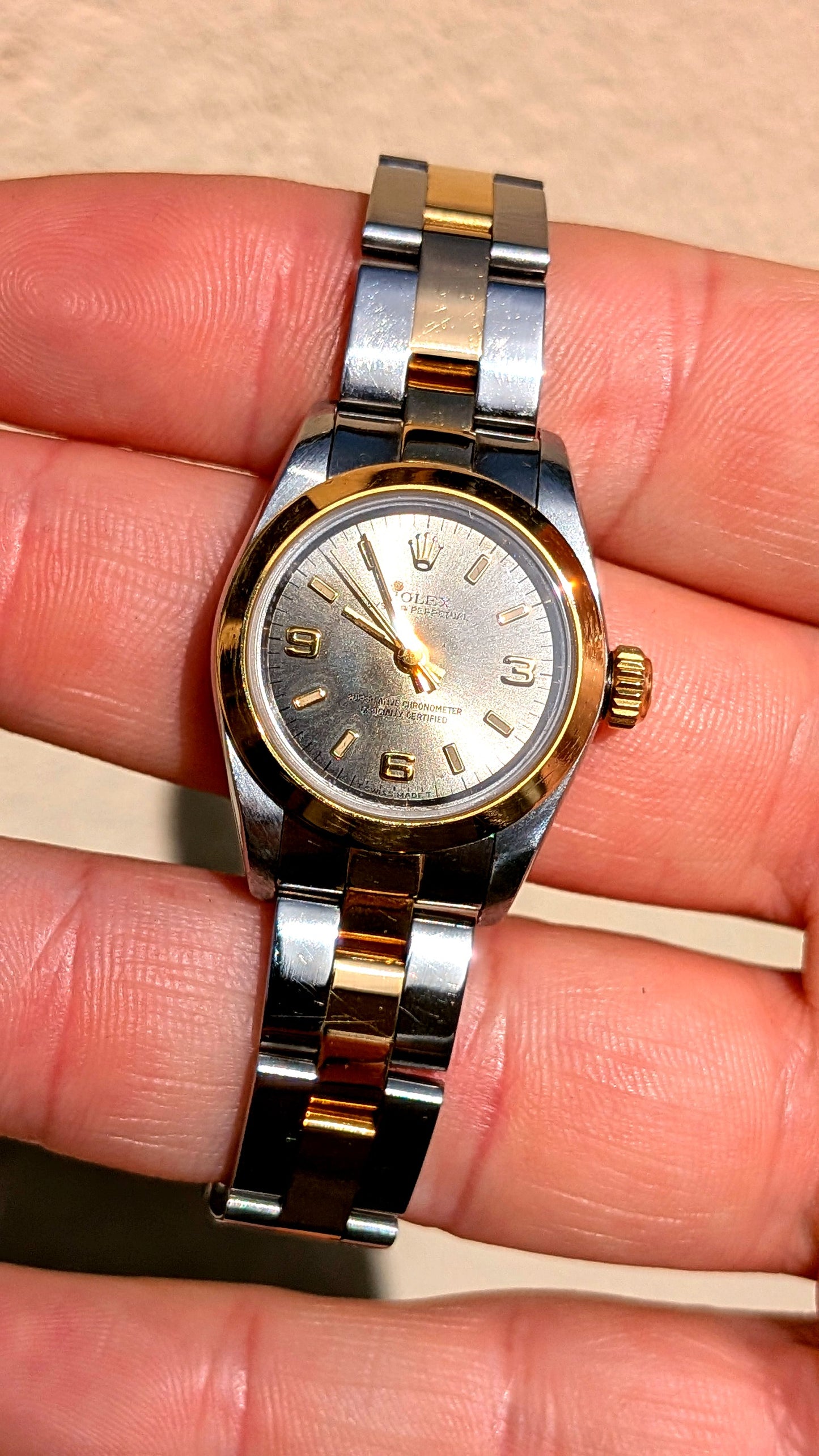 Rolex Oyster Perpetual tenue en main cadran argenté bracelet acier-or, montre vintage femme