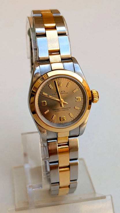 Rolex Oyster Perpetual profil trois quarts cadran argenté index or couronne vissée, montre vintage femme