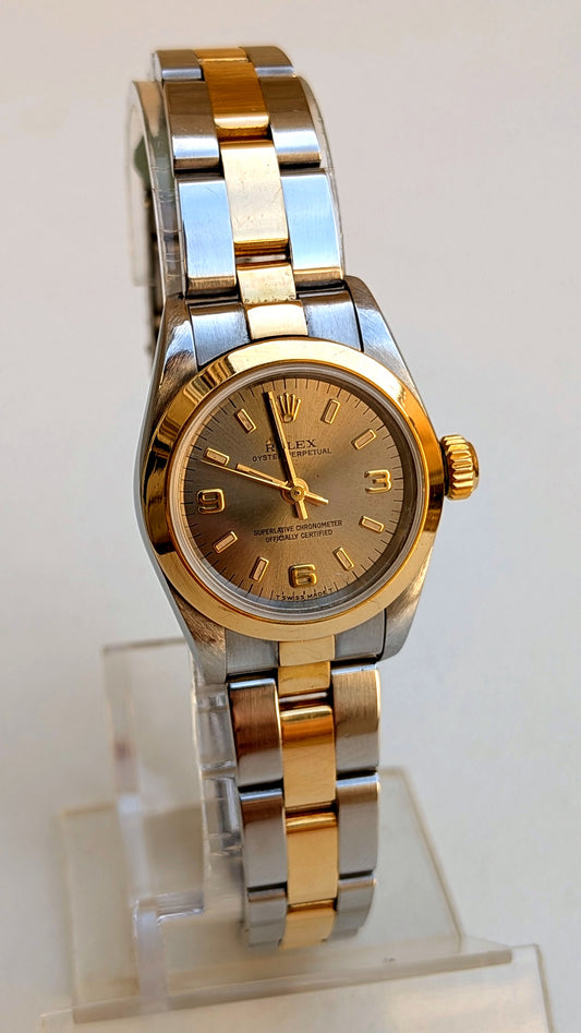 Rolex Oyster Perpetual profil trois quarts cadran argenté index or couronne vissée, montre vintage femme