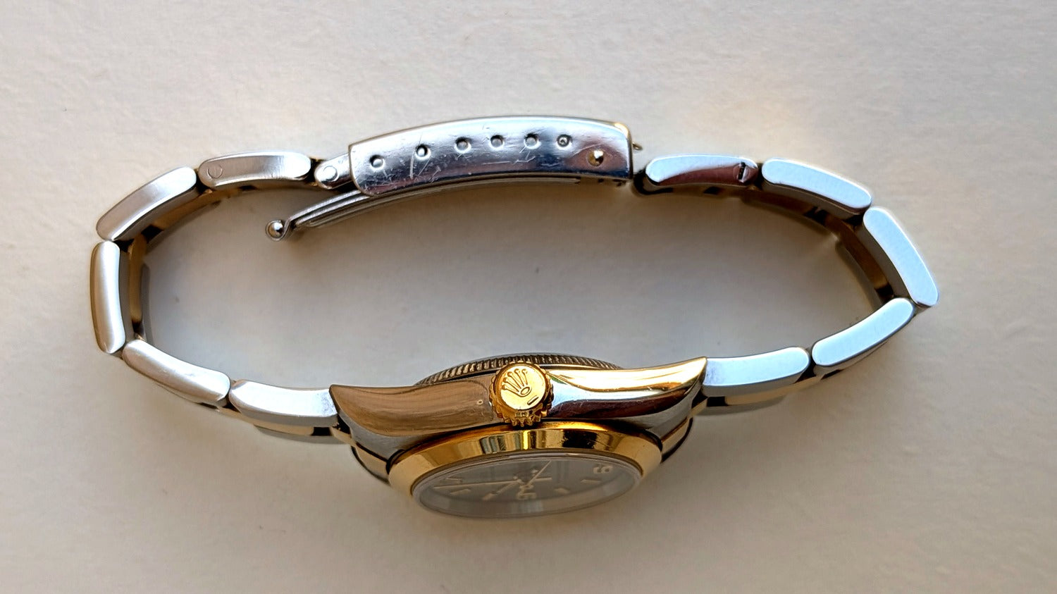 Rolex Oyster Perpetual de profil couronne or vissée tranche du boîtier, montre vintage femme