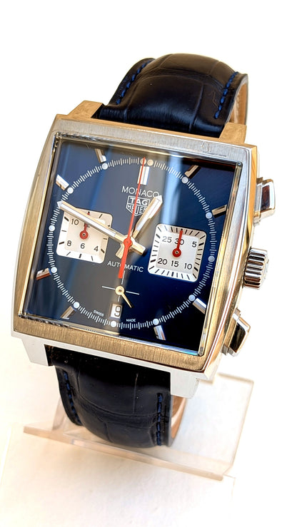 TAG Heuer Monaco boîtier carré de profil, cadran bleu et compteurs blancs, bracelet cuir noir, montre vintage homme