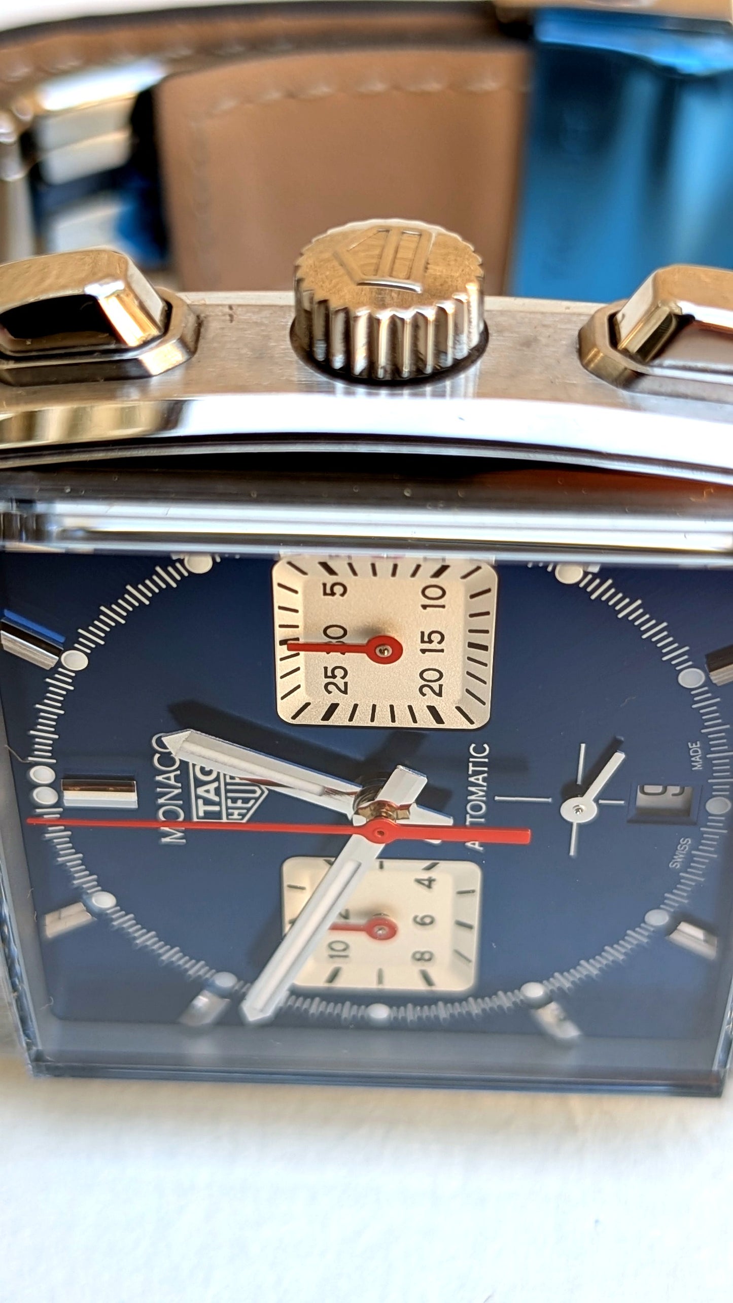 TAG Heuer Monaco macro du cadran bleu, couronne crantée, poussoirs et aiguille chrono rouge, montre vintage homme