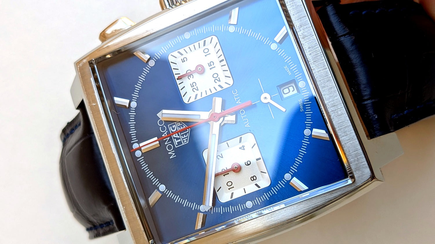 TAG Heuer Monaco gros plan cadran bleu dégradé, compteurs argentés et index appliqués, montre vintage homme