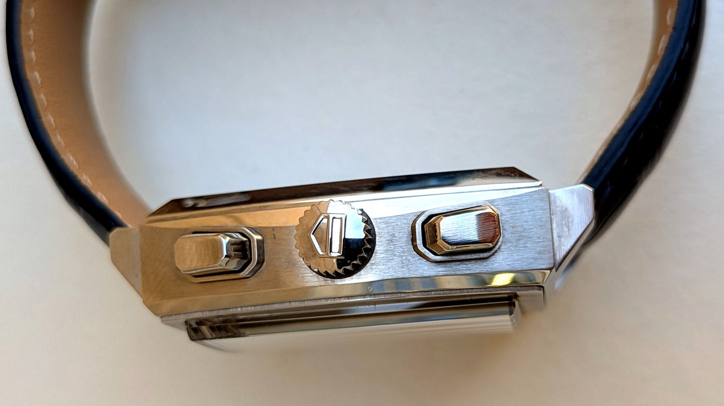 TAG Heuer Monaco profil du boîtier carré, couronne crantée entre deux poussoirs polis, montre vintage homme