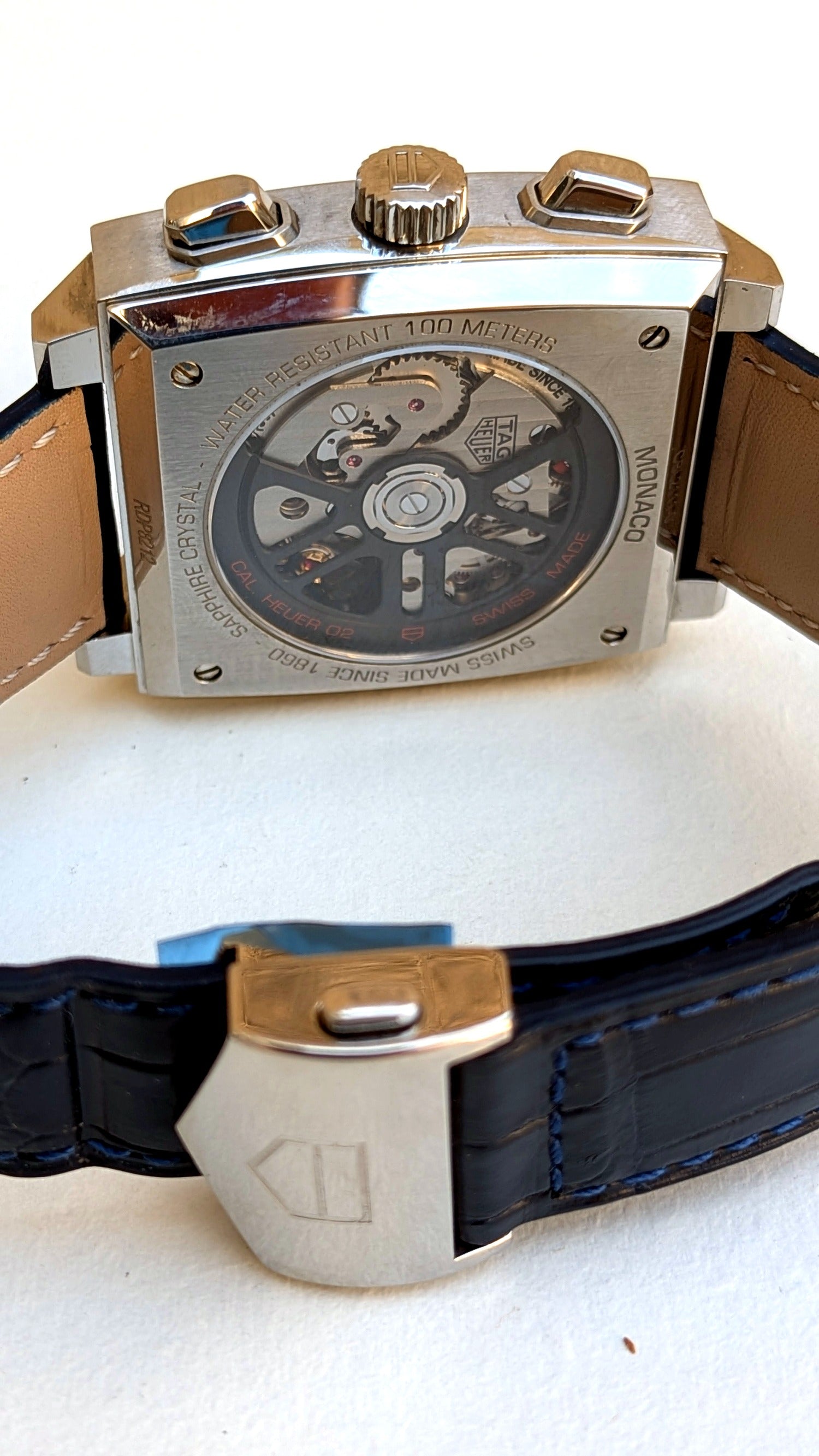 TAG Heuer Monaco fond de boîte saphir, mouvement automatique et boucle déployante cuir, montre vintage homme