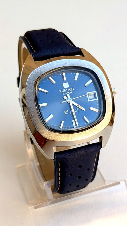 Tissot Seastar de trois-quarts, cadran bleu dégradé et date, boîtier coussin acier, montre vintage homme