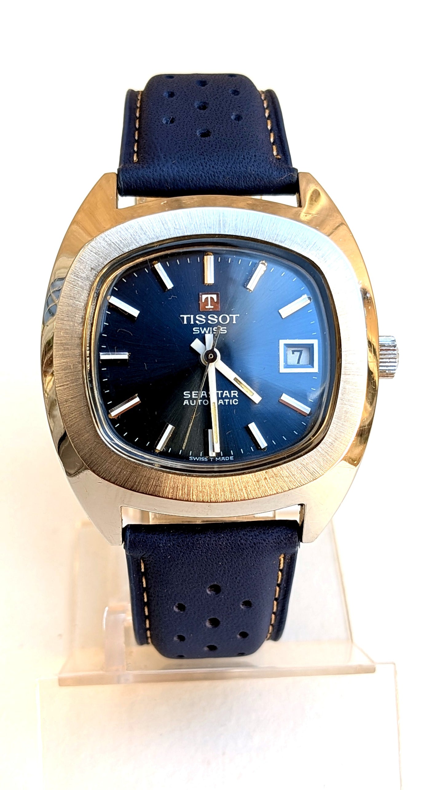 Tissot Seastar de face, cadran bleu avec date, bracelet cuir perforé, boîtier coussin acier, montre vintage homme