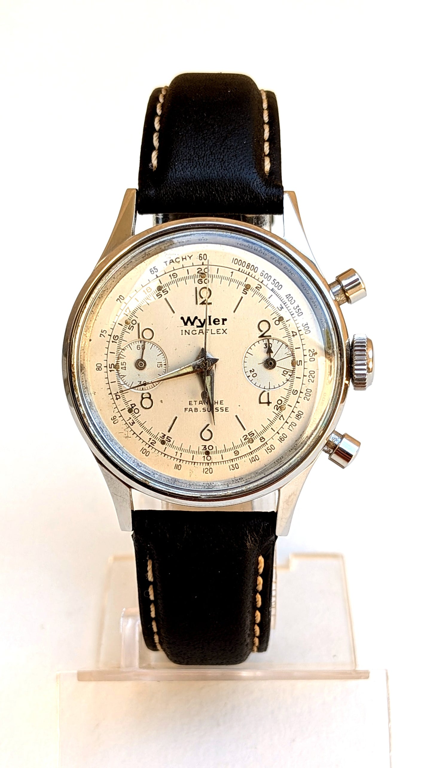 Wyler Incaflex, cadran chronographe deux compteurs, lunette tachymètre, bracelet cuir noir, montre vintage homme