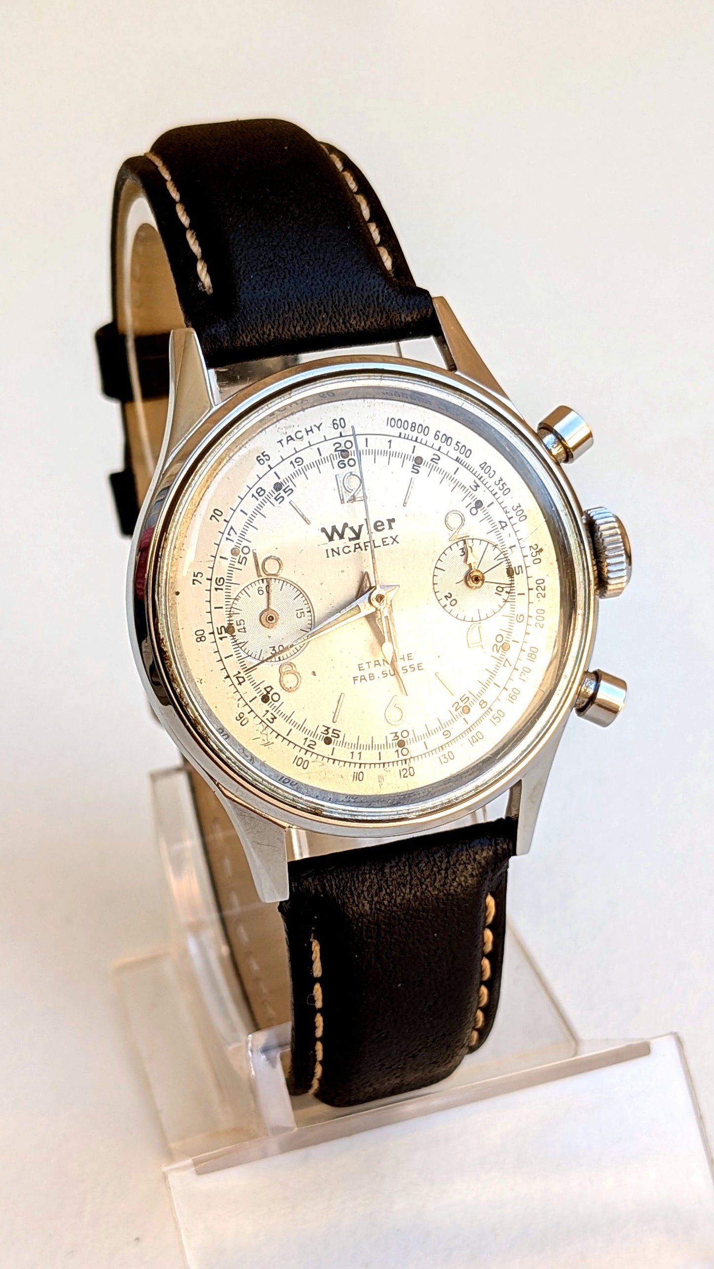 Wyler Incaflex de profil, poussoirs chrono et couronne cannelée, bracelet cuir noir surpiqué, montre vintage homme