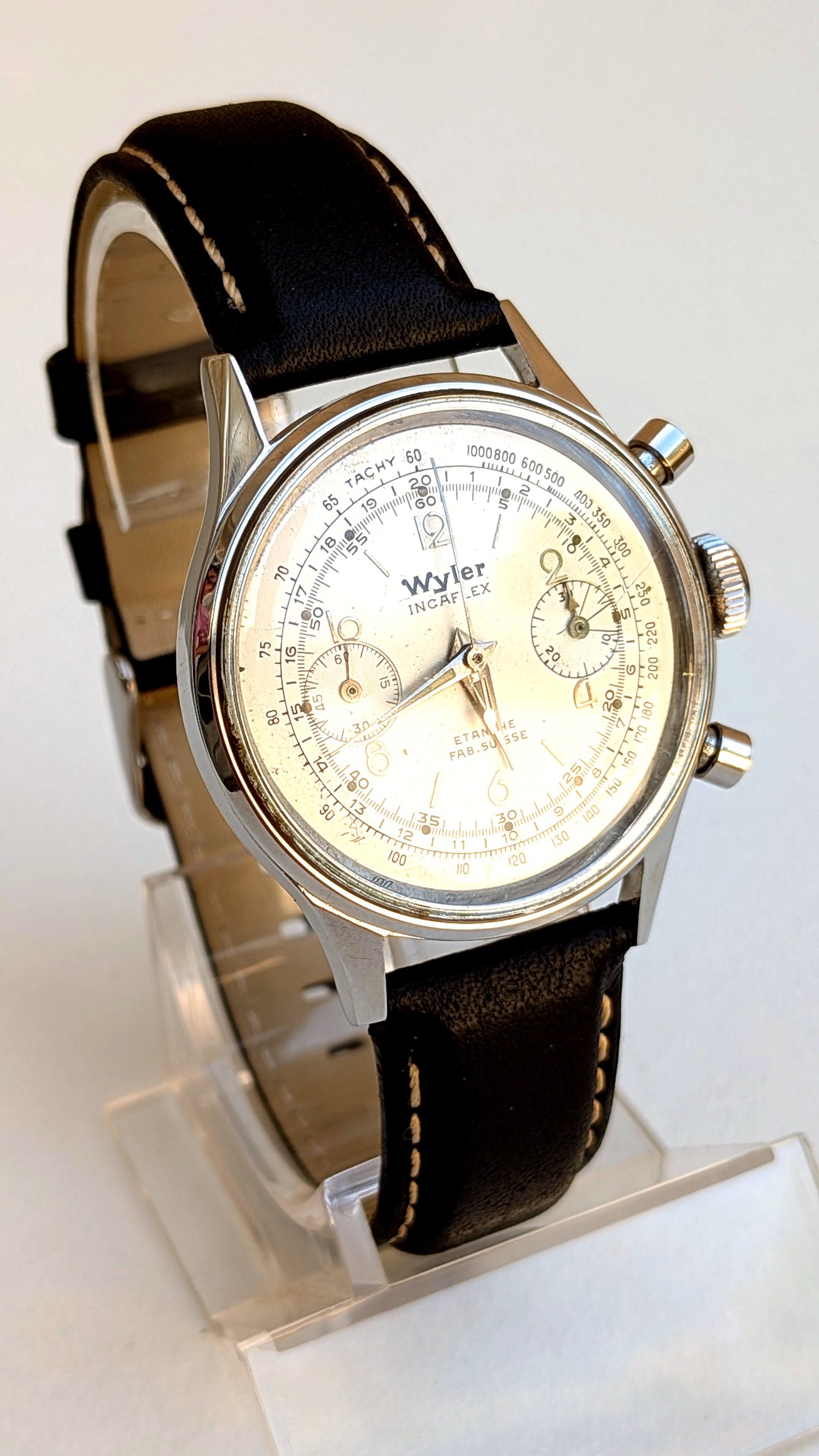Wyler Incaflex de trois quarts, cadran clair deux compteurs, poussoirs et couronne, montre vintage homme