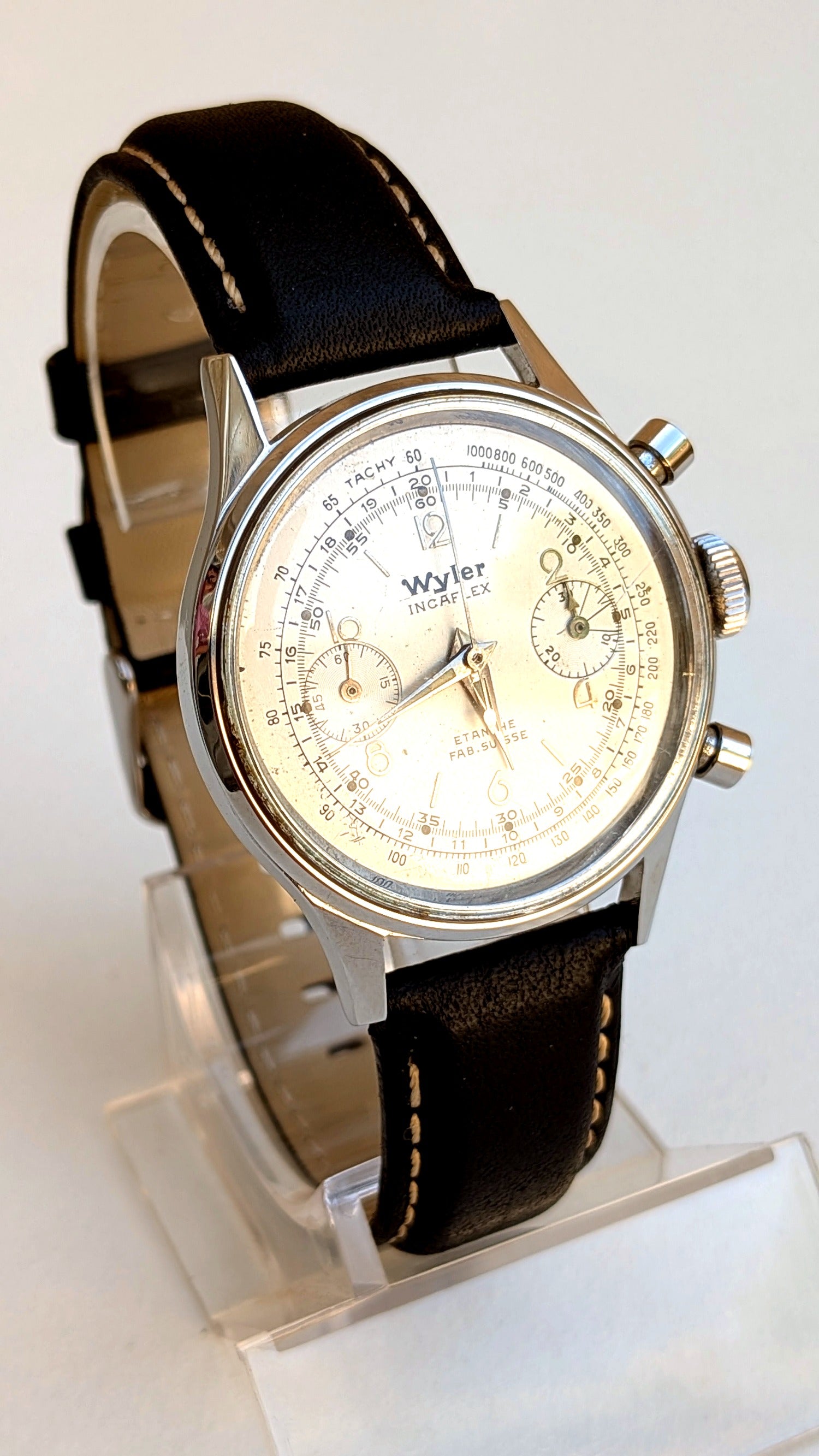 Wyler Incaflex de trois quarts, cadran clair deux compteurs, poussoirs et couronne, montre vintage homme