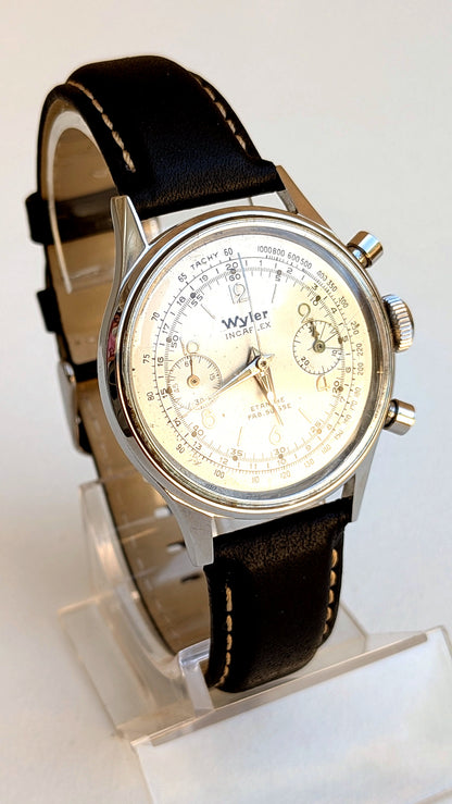 Wyler Incaflex de trois quarts, cadran clair deux compteurs, poussoirs et couronne, montre vintage homme